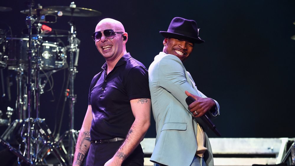 Ne-Yo and Pitbull on stage 