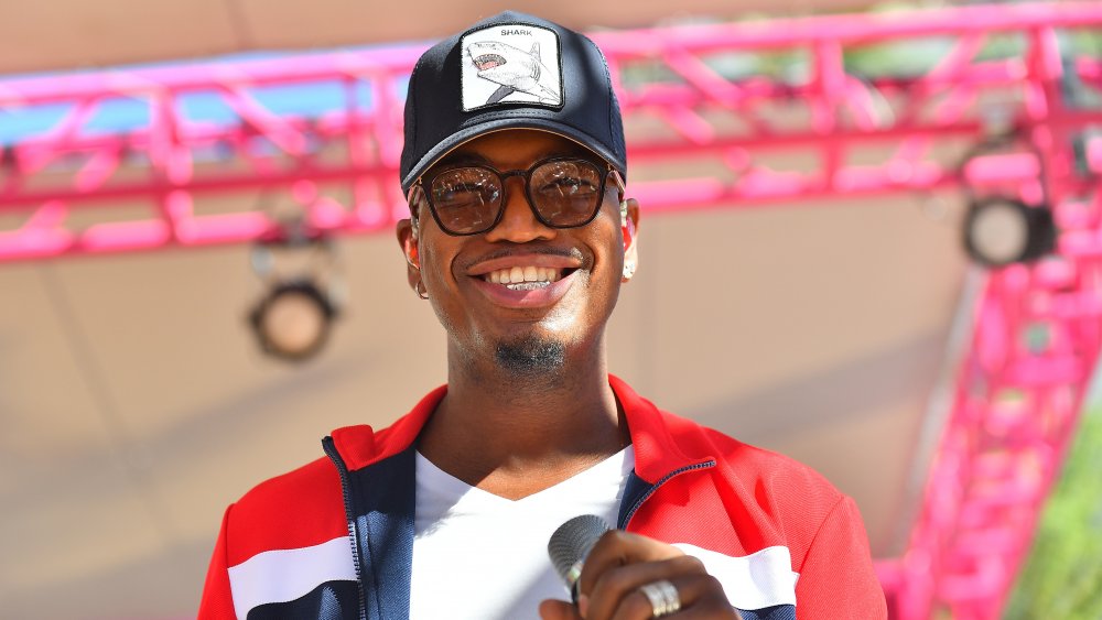 Ne-Yo, smiling on stage