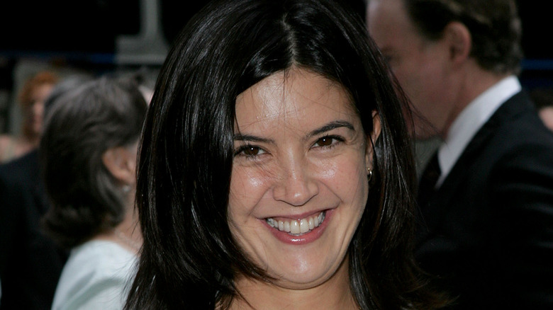 Phoebe Cates posing at an event