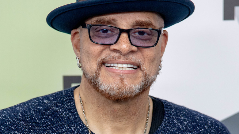 Sinbad smiling and wearing a hat