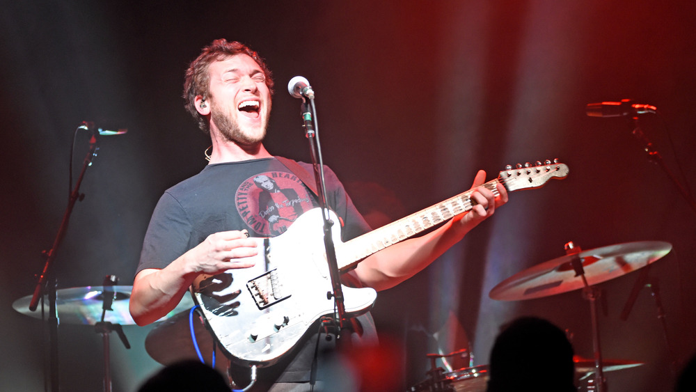 Phillip Phillips singing