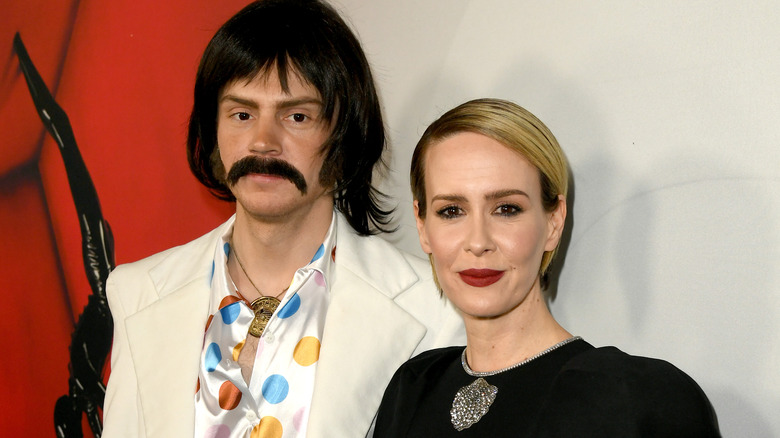 Evan Peters and Sarah Paulson posing