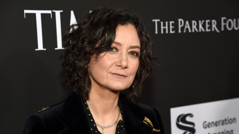 sara gilbert head tilted