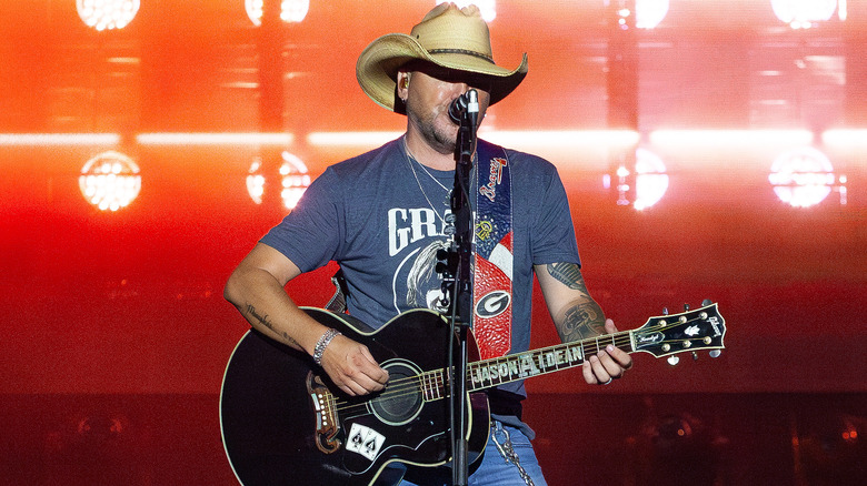 Jason Aldean performing