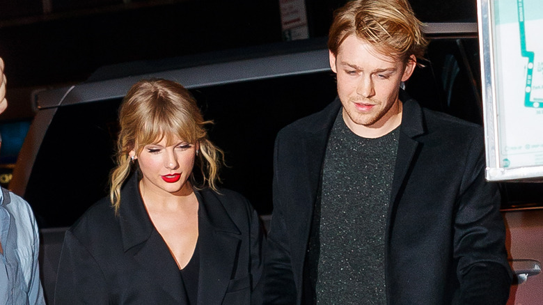 Taylor Swift and Joe Alwyn walking