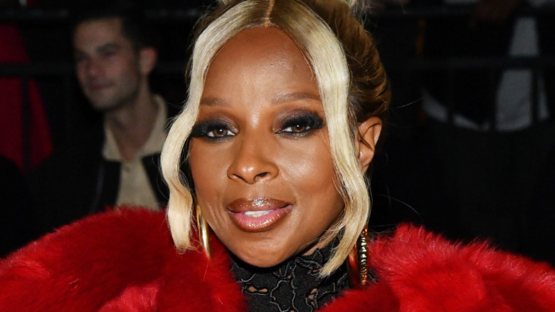 Mary J. Blige smiling for cameras at an event 