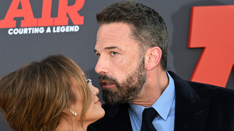 Jennifer Lopez, Ben Affleck kissing