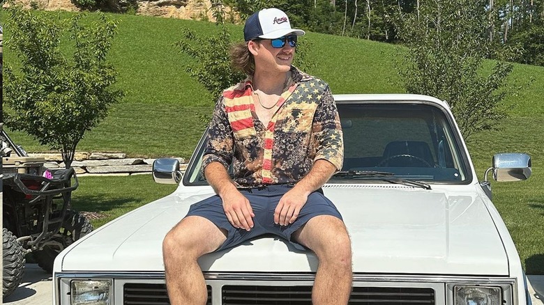 Morgan Wallen sitting 