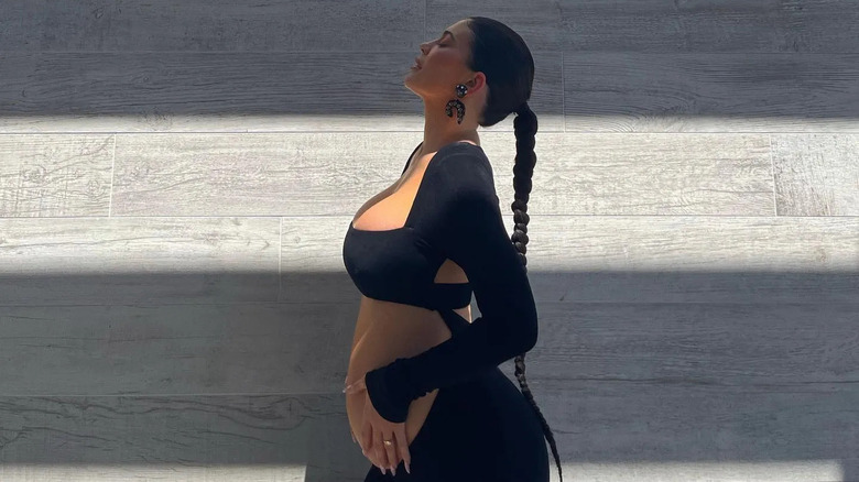 Kylie Jenner posing while pregnant