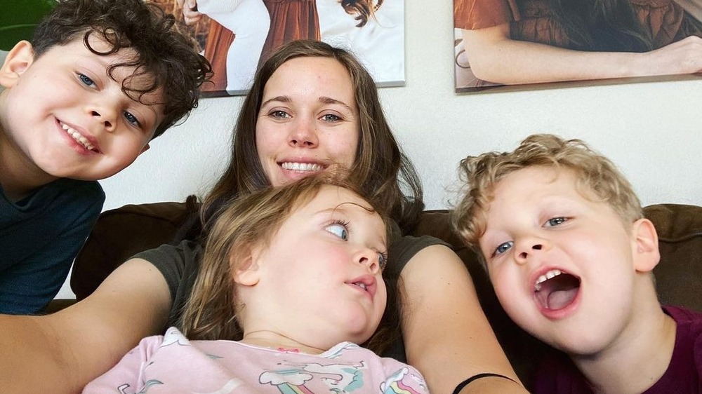 Jessa Duggar and her kids taking a selfie