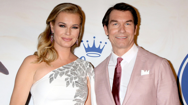 Rebecca Romijn and Jerry O'Connell smile