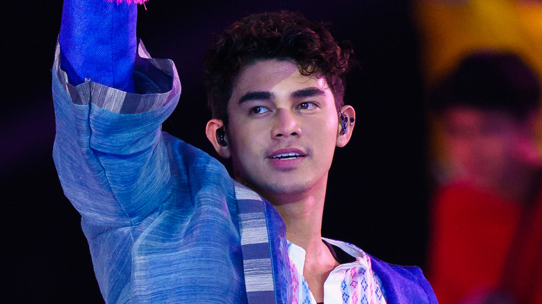 Inigo Pascual performing, microphone in air