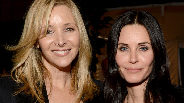 Lisa Kudrow Courteney Cox smiling