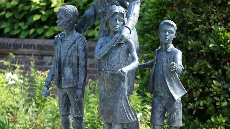 Children in Princess Diana's statue