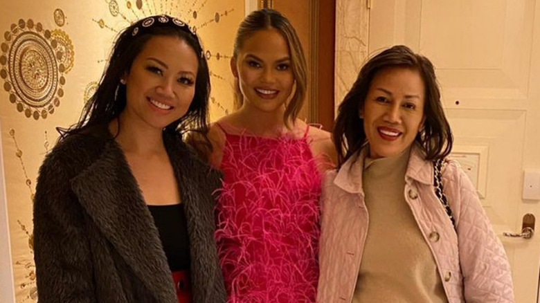 Tina Teigen, Chrissy Teigen and Pepper Teigen pose for a photo