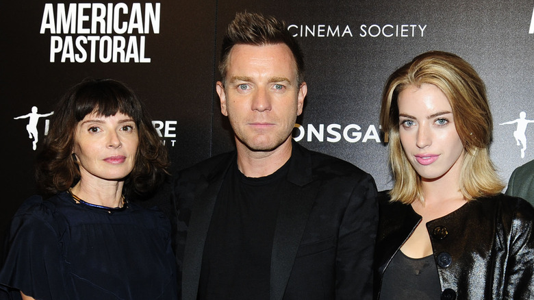 Eve Mavrakis, Ewan McGregor and Clara McGregor on red carpet