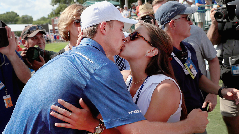 Jordan Spieth and Annie Verret kiss