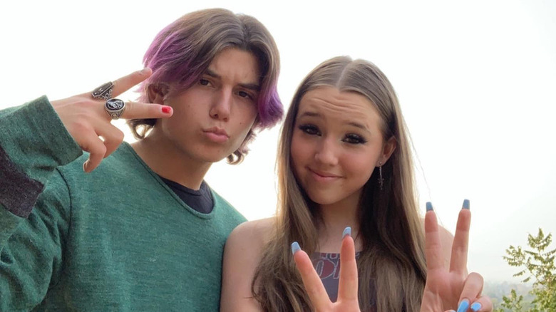 Kingston Rossdale and Lola Albert peace sign