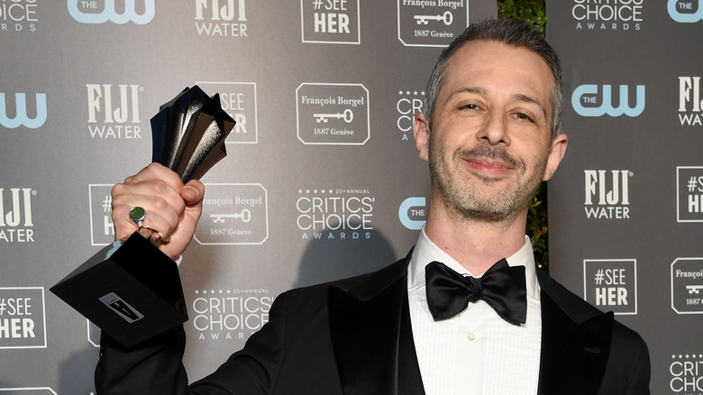 Jeremy Strong holding award