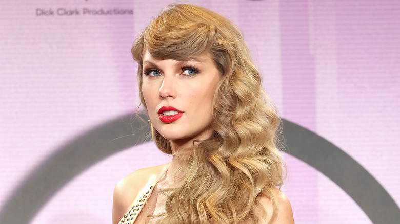 Taylor Swift with long wavy hair