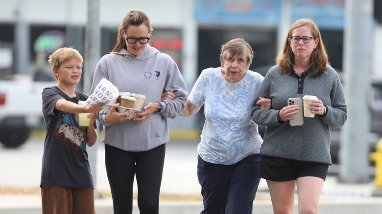 Jennifer Garner walking with her family