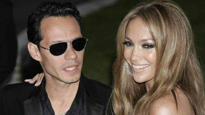 Marc Anthony and Jennifer Lopez posing