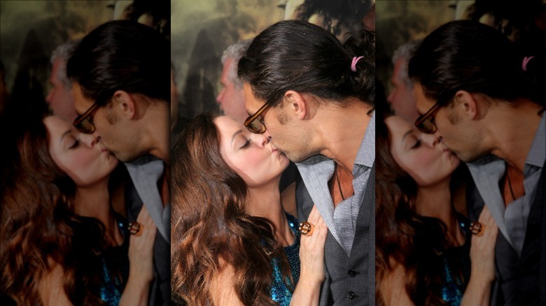 Rose McGowan and Jason Momoa kissing at an event 