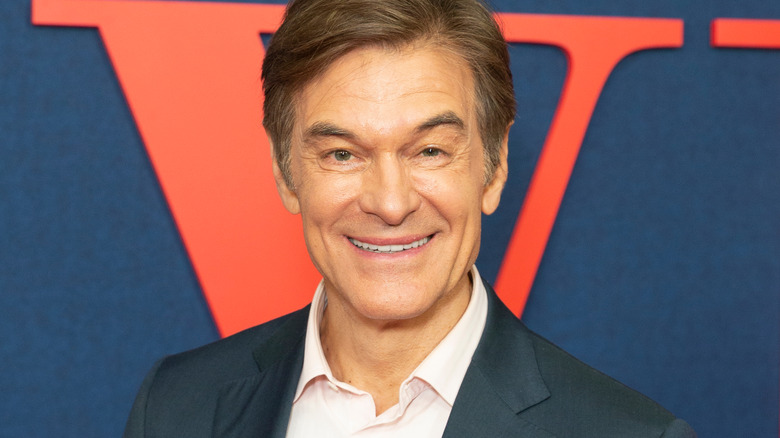 Dr. Oz smiles on the red carpet