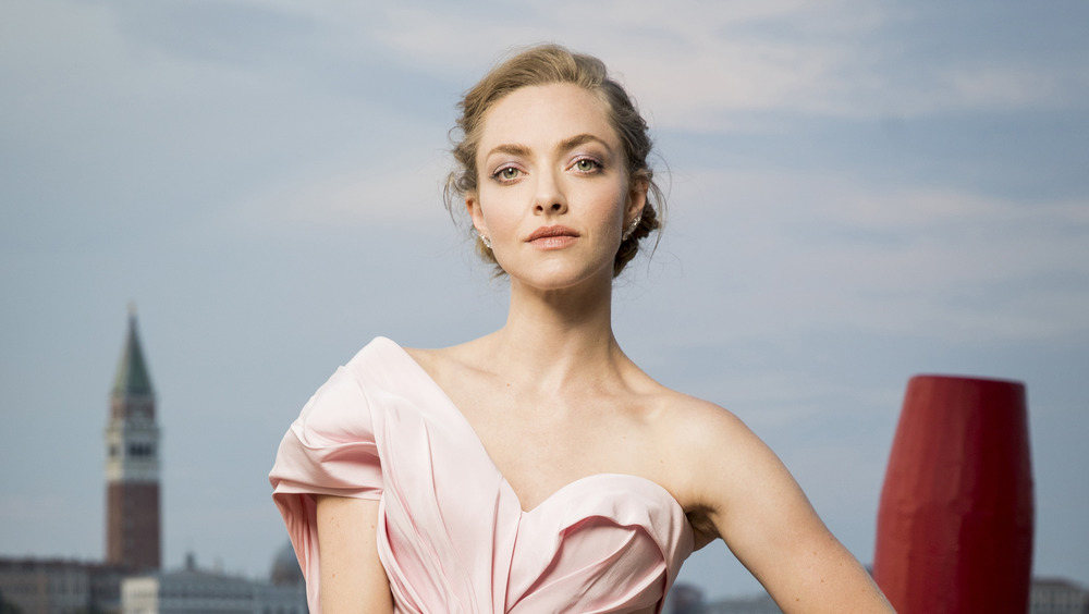 Amanda Seyfried posing