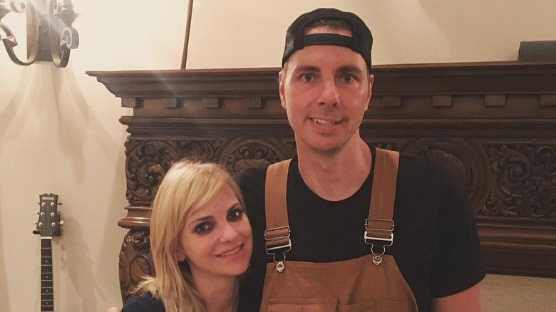 Dax Shepard with his arm around Anna Faris