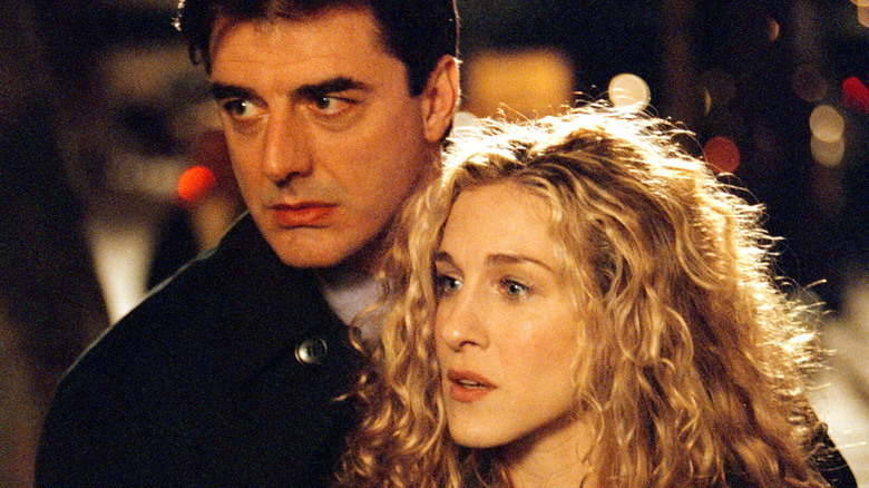 Chris Noth hugging Sarah Jessica Parker on set of SATC