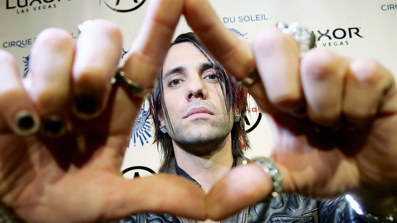 Criss Angel triangle fingers