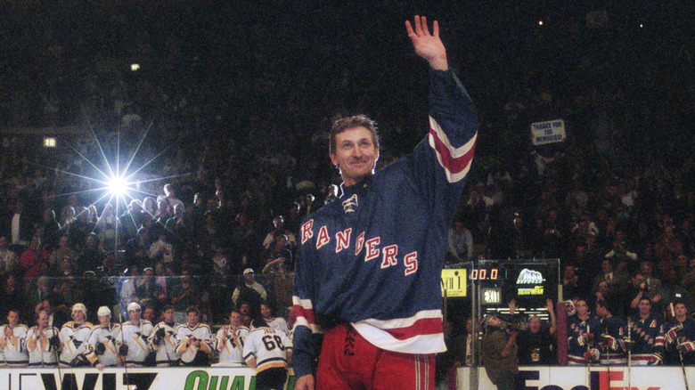 Wayne Gretzky waving crowd