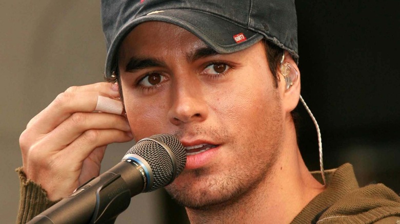 Enrique Iglesias performing