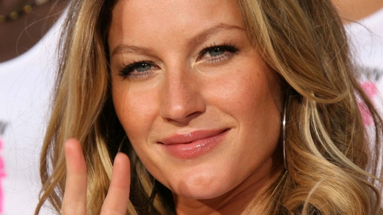 Gisele Bündchen with two fingers up