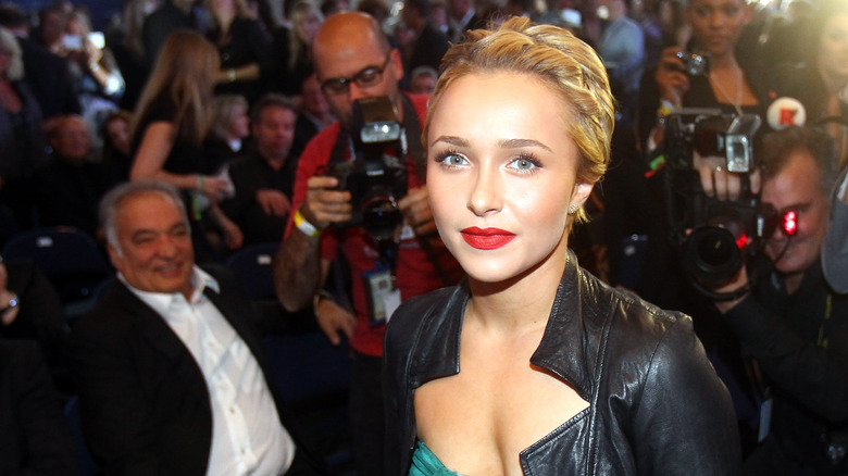Hayden Panettiere surrounded by photographers