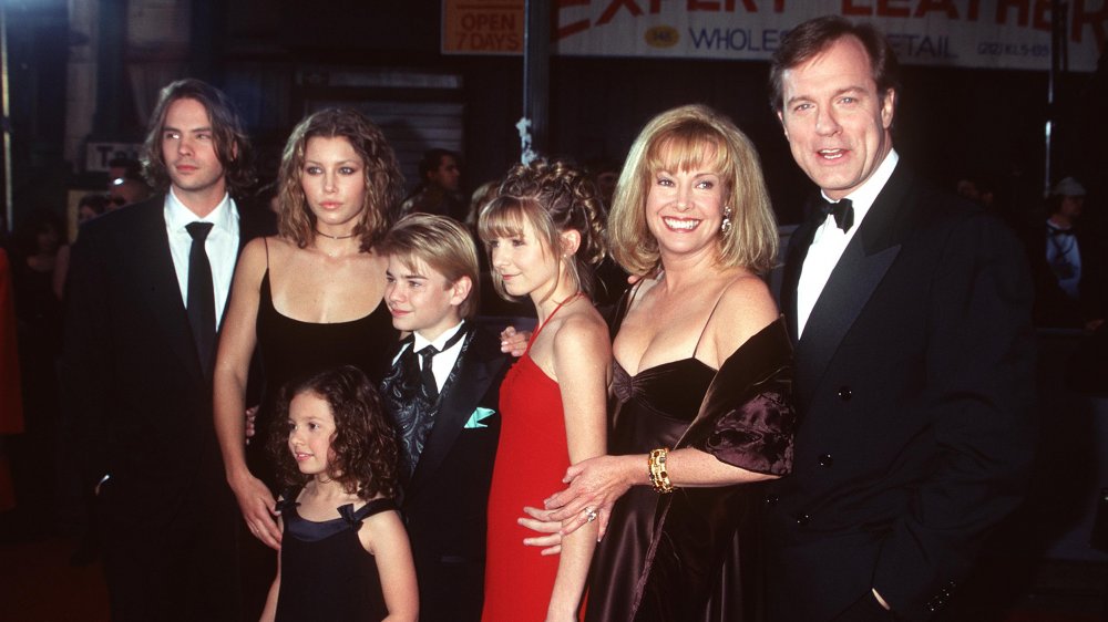 Jessica Biel with the cast of 7th Heaven