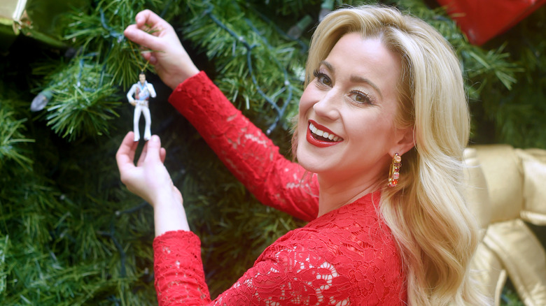 Kellie Pickler decorating a Christmas tree