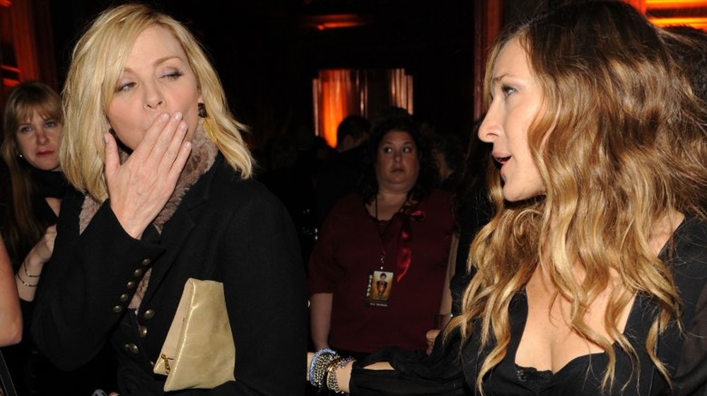 Kim Cattrall blowing kiss to Sarah Jessica Parker