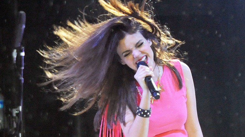 Victoria Justice singing