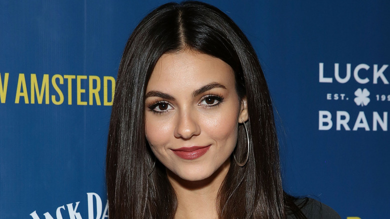 Victoria Justice showcases her amazing figure in workout top and