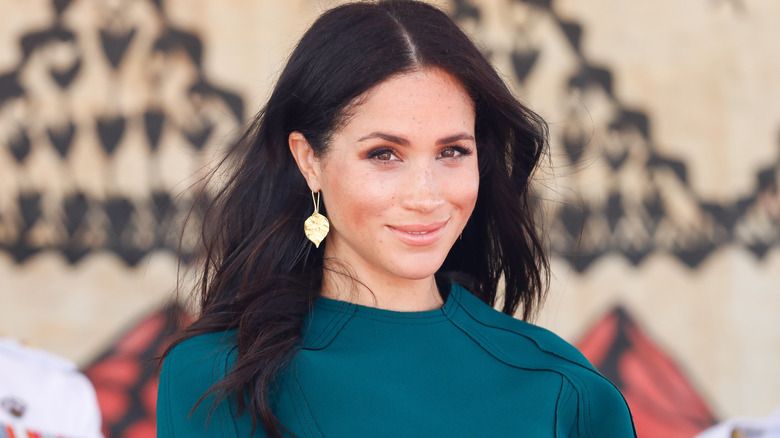 Meghan Markle gold leaf earrings