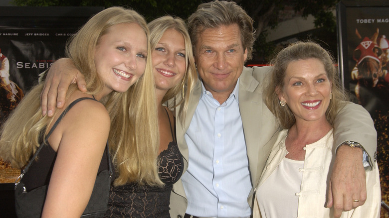 Jeff Bridges posing with wife and daughters