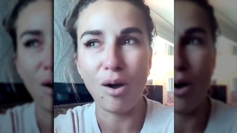 Jessie James Decker cries to fans