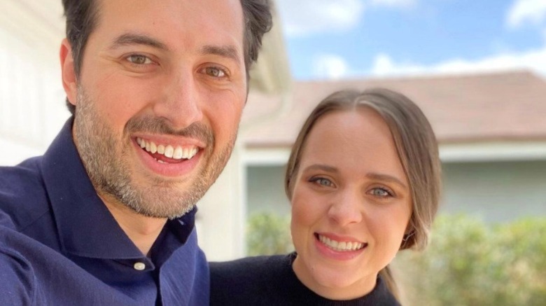 Jeremy Vuolo and Jinger Duggar smiling in selfie outside house