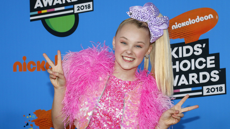 Jojo Siwa holding up peace signs