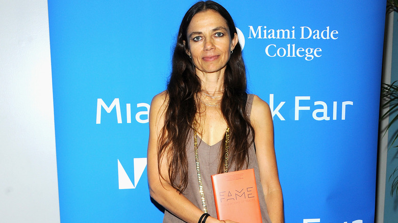 Justine Bateman holding book