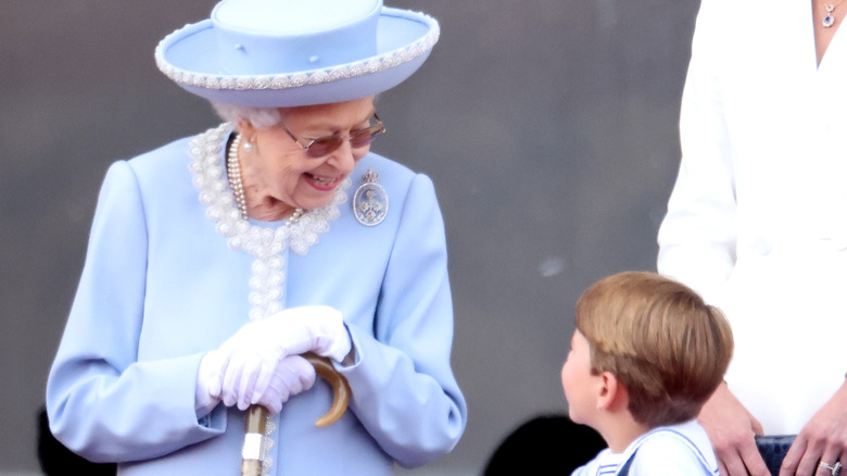 Queen Elizabeth talks to Prince Louis on balcony