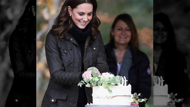 Kate Middleton cutting cake