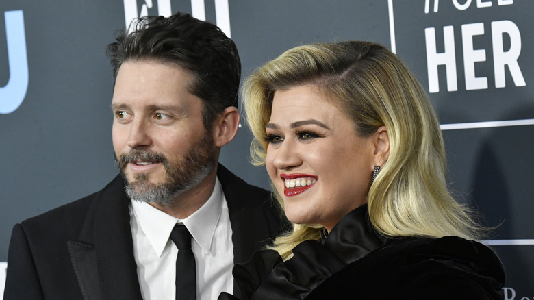 Kelly Clarkson and Brandon Blackstock pose on red carpet 